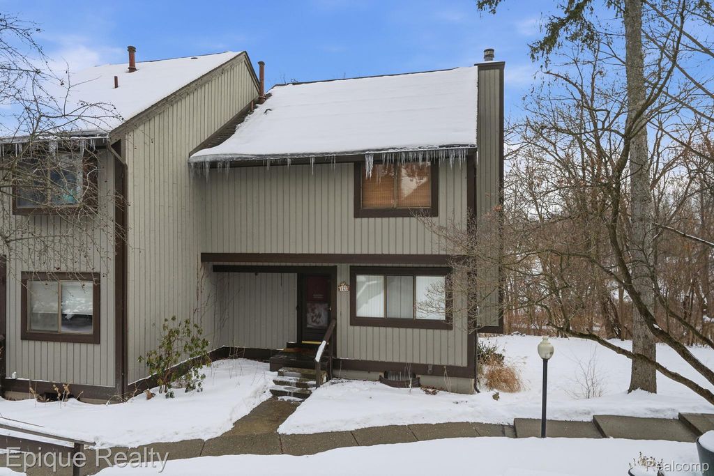 521 Carberry Hill, Brighton, MI 48116