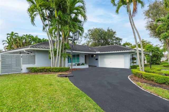 19040 S Saint Andrews Dr, Hialeah, FL 33015
