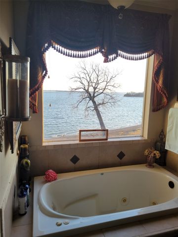 402 Oakbrook, Lewisville, TX 75057