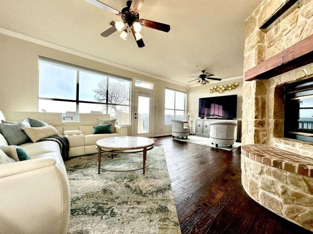 402 Oakbrook, Lewisville, TX 75057