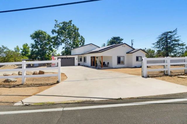 3221 E Victoria, Alpine, CA 91901
