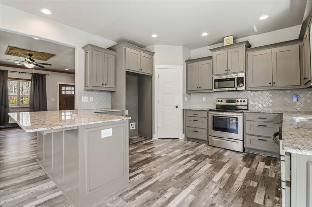 9 Kings Lynn, Bella Vista, AR 72715