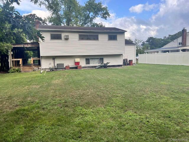 1556 N Gardiner Drive, Bay Shore, NY 11706