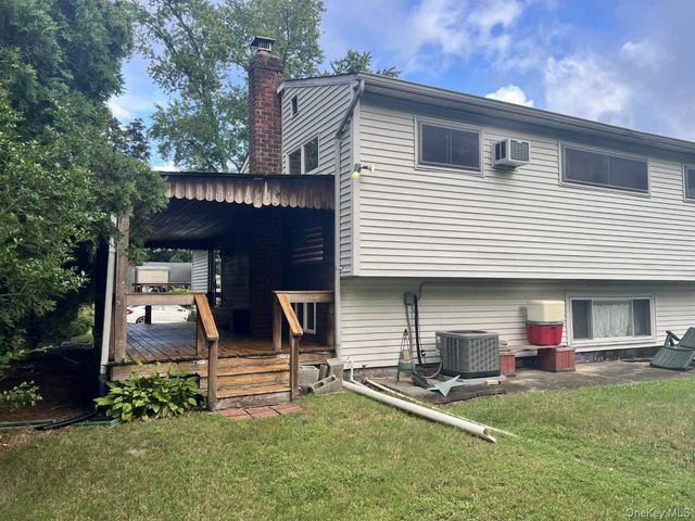 1556 N Gardiner Drive, Bay Shore, NY 11706