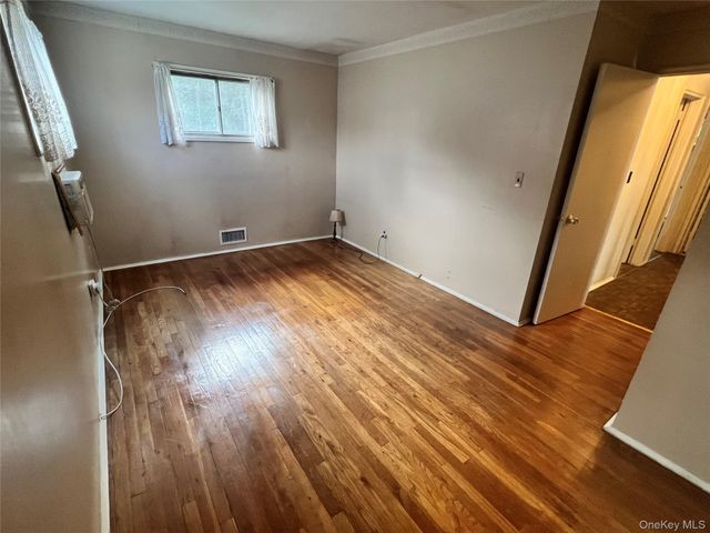 1556 N Gardiner Drive, Bay Shore, NY 11706
