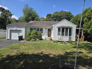 1556 N Gardiner Drive, Bay Shore, NY 11706
