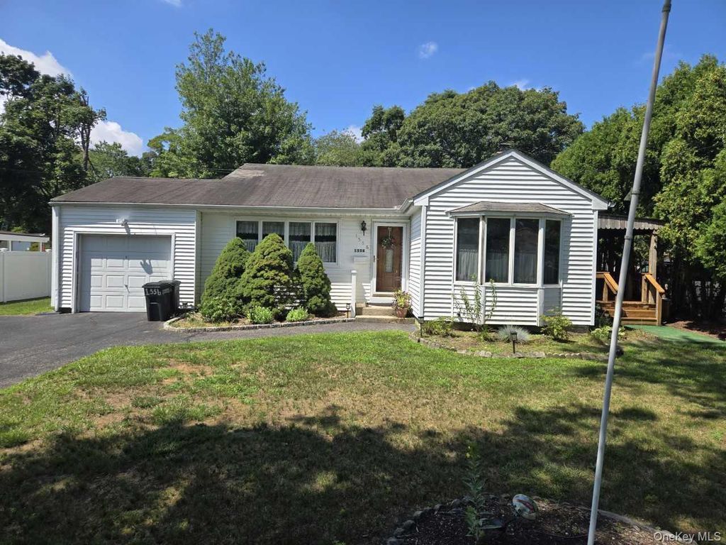 1556 N Gardiner Drive, Bay Shore, NY 11706 — exterior