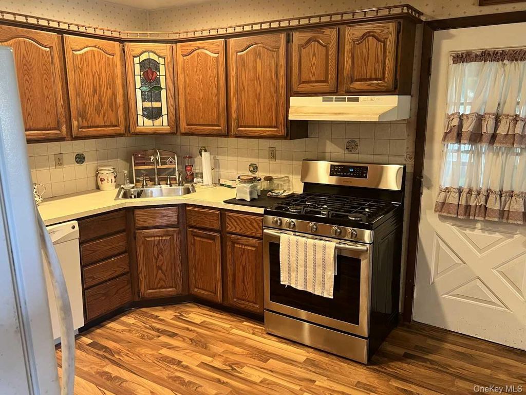 1556 N Gardiner Drive, Bay Shore, NY 11706 — photo 4