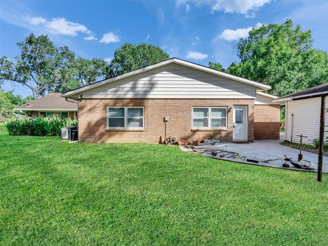 207 Shady Nook Lane, Friendswood, TX 77546