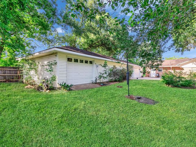 207 Shady Nook Lane, Friendswood, TX 77546