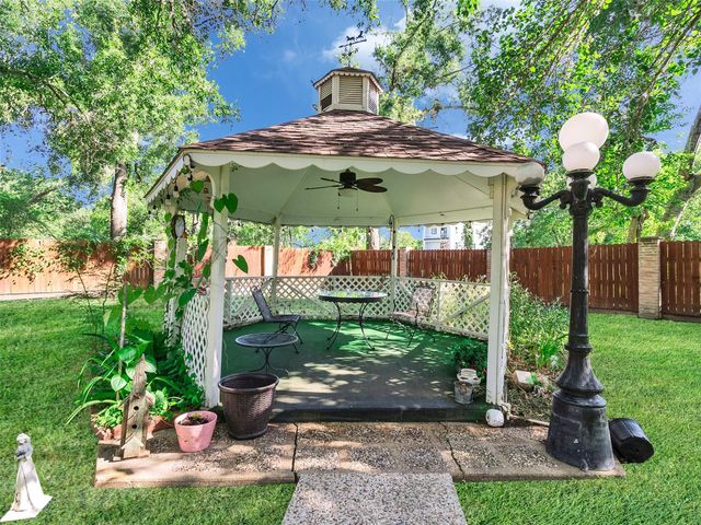 207 Shady Nook Lane, Friendswood, TX 77546