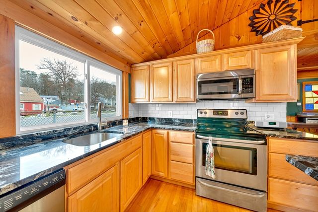 1 Bisson Ln, Merrimac, MA 01860