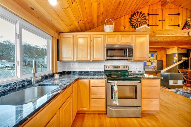 1 Bisson Ln, Merrimac, MA 01860