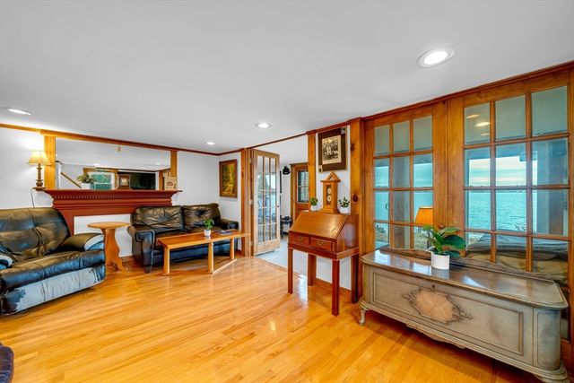 1 Bisson Ln, Merrimac, MA 01860