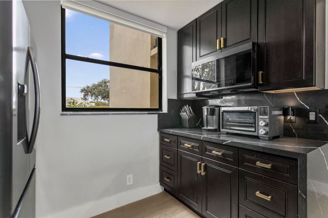 118 Lake Emerald Drive 110, Oakland Park, FL 33309