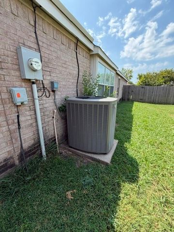 822 Breton Drive, Glenn Heights, TX 75154