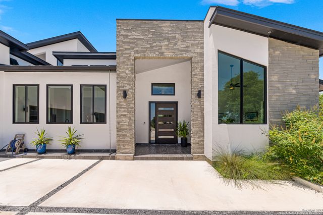 690 Kings Point, Canyon Lake, TX 78133