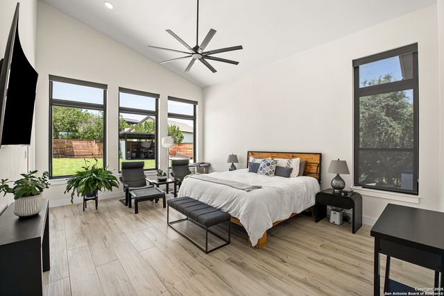 690 Kings Point, Canyon Lake, TX 78133