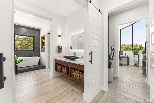 690 Kings Point, Canyon Lake, TX 78133