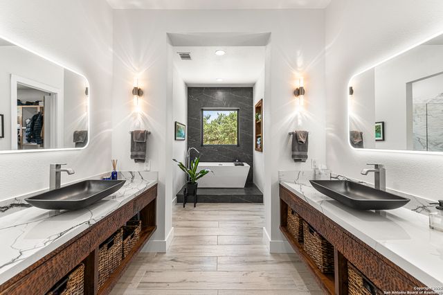 690 Kings Point, Canyon Lake, TX 78133