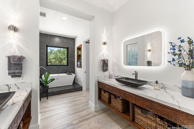 690 Kings Point, Canyon Lake, TX 78133