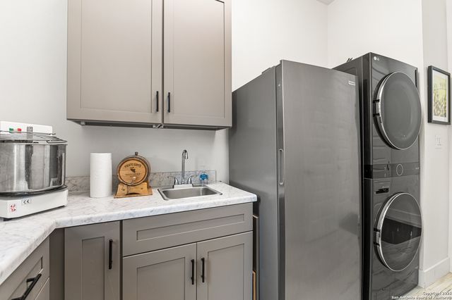 690 Kings Point, Canyon Lake, TX 78133