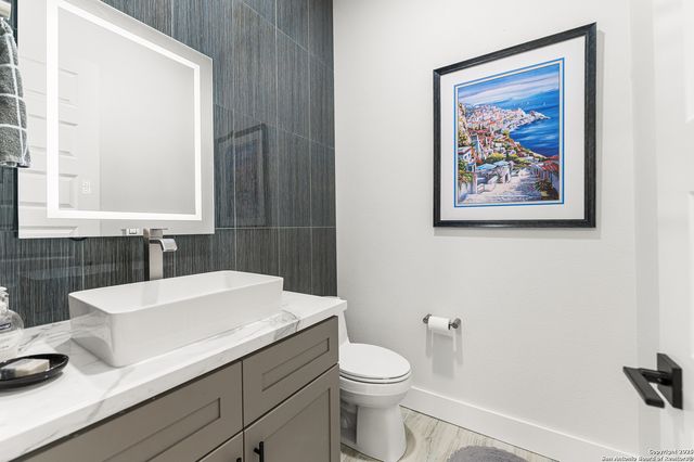 690 Kings Point, Canyon Lake, TX 78133