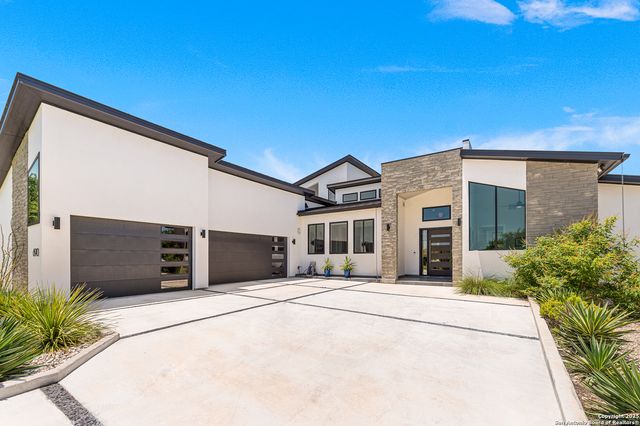 690 Kings Point, Canyon Lake, TX 78133