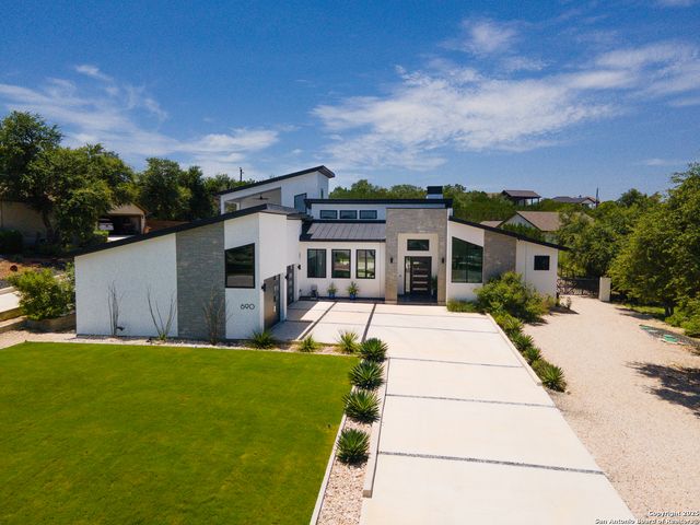 690 Kings Point, Canyon Lake, TX 78133