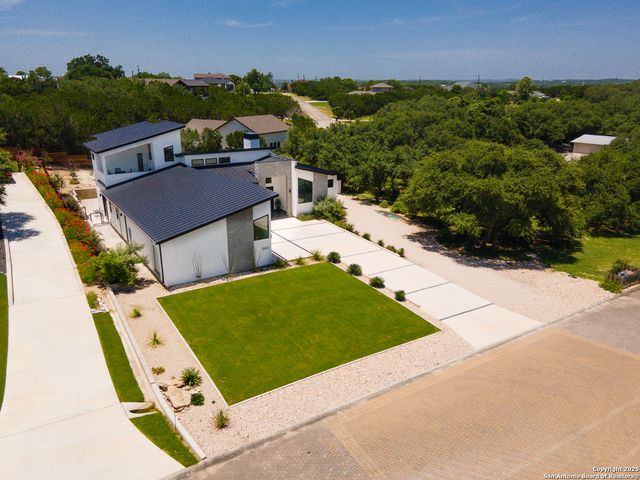 690 Kings Point, Canyon Lake, TX 78133
