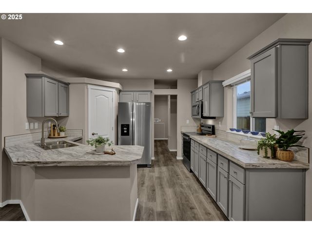 1437 53rd St, Florence, OR 97439