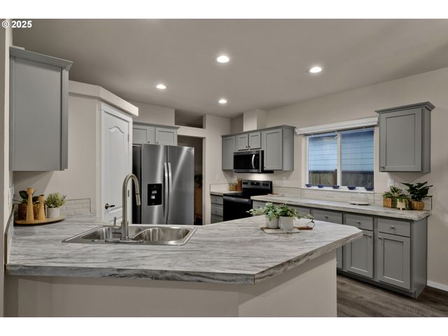 1437 53rd St, Florence, OR 97439