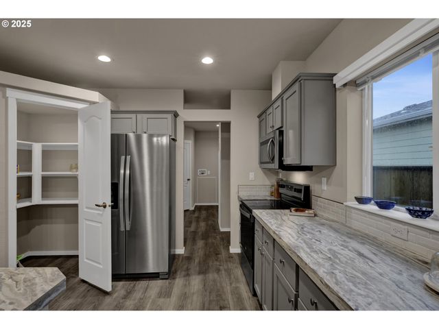 1437 53rd St, Florence, OR 97439