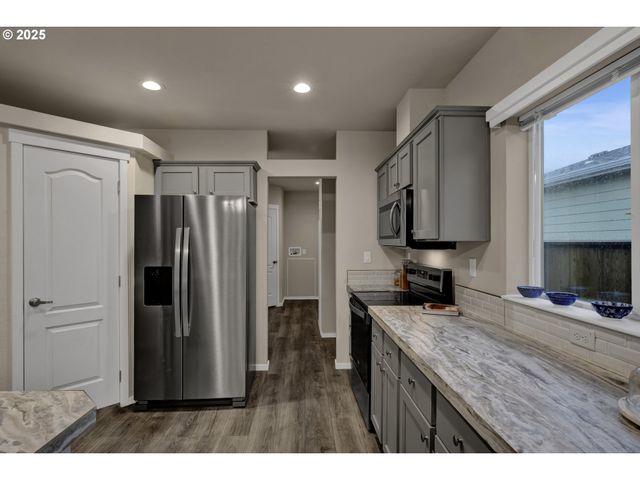 1437 53rd St, Florence, OR 97439