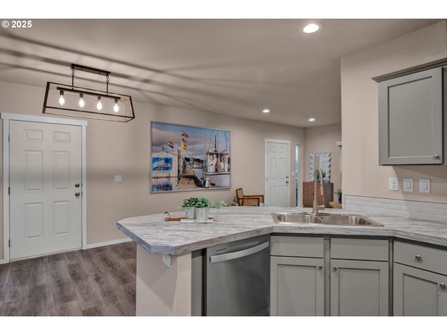 1437 53rd St, Florence, OR 97439