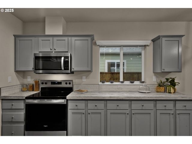 1437 53rd St, Florence, OR 97439