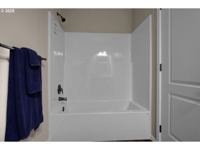 1437 53rd St, Florence, OR 97439