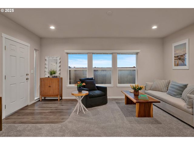 1437 53rd St, Florence, OR 97439