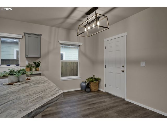 1437 53rd St, Florence, OR 97439