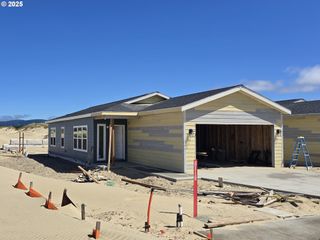 1437 53rd St, Florence, OR 97439