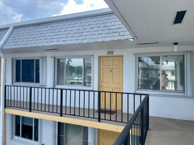3240 Lake Osborne Drive 206, Lake Worth Beach, FL 33461