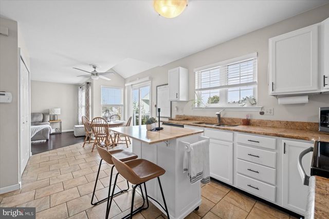 254 FLAGSTONE DR, Newark, DE 19702