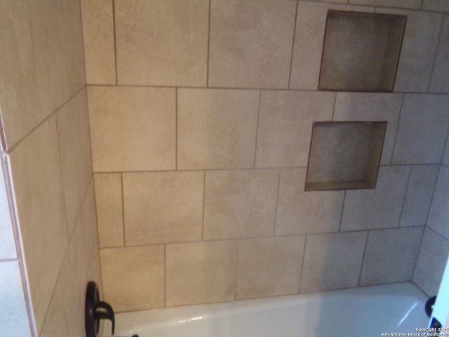 615 Amistad Blvd, Universal City, TX 78148