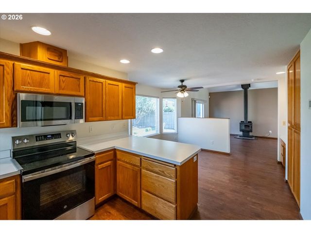 374 Ne BURMA Ct, Salem, OR 97301