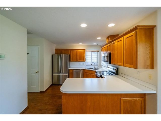374 Ne BURMA Ct, Salem, OR 97301