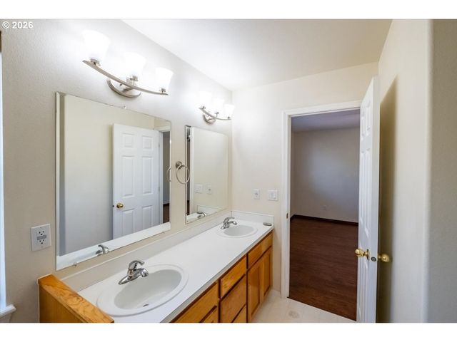 374 Ne BURMA Ct, Salem, OR 97301