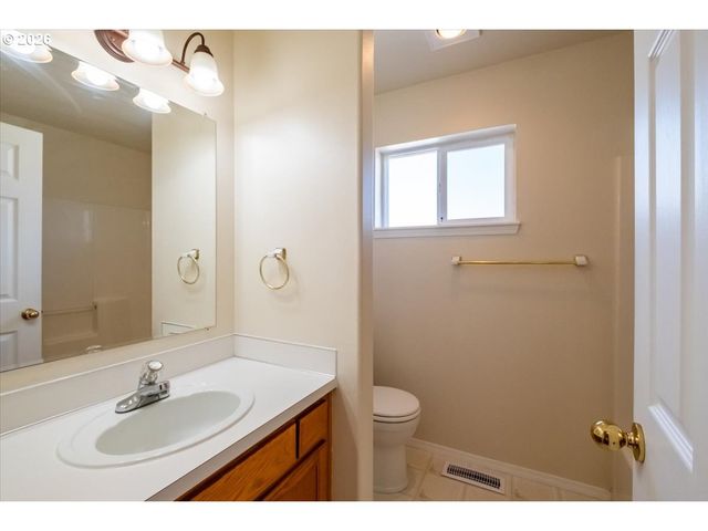 374 Ne BURMA Ct, Salem, OR 97301