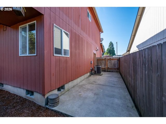 374 Ne BURMA Ct, Salem, OR 97301