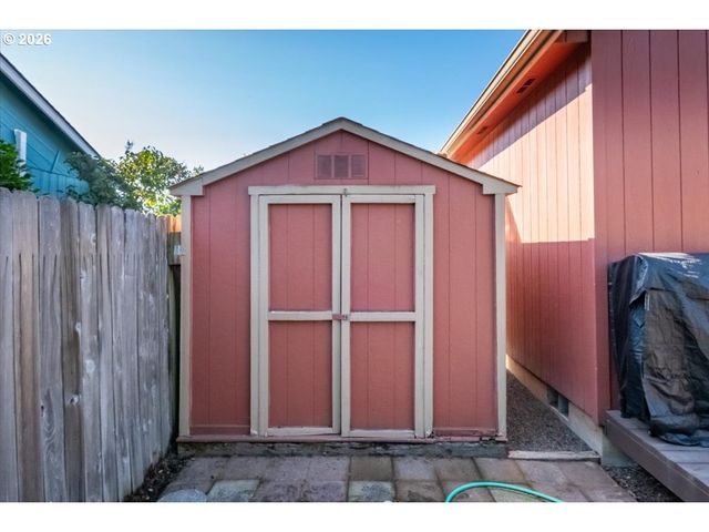 374 Ne BURMA Ct, Salem, OR 97301