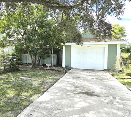 1365 SE Rivergreen Circle, Port St Lucie, FL 34952